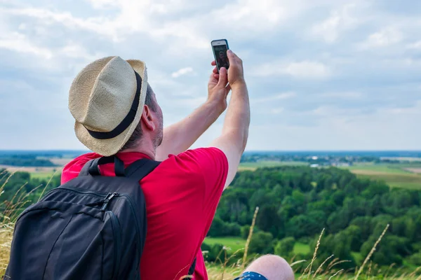 Jeune Homme Sac Dos Prenant Selfie Photo Utilisant Smartphone Cloudy — Photo