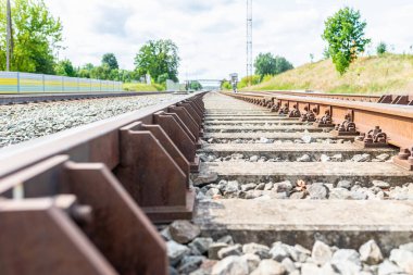 Demiryolu rayları ayrıntıları seçici odaklı yakın çekim fotoğrafı. Demiryolu cıvatalarının yakın görüntüsü. Demiryolu raylarının gündüz detayları.