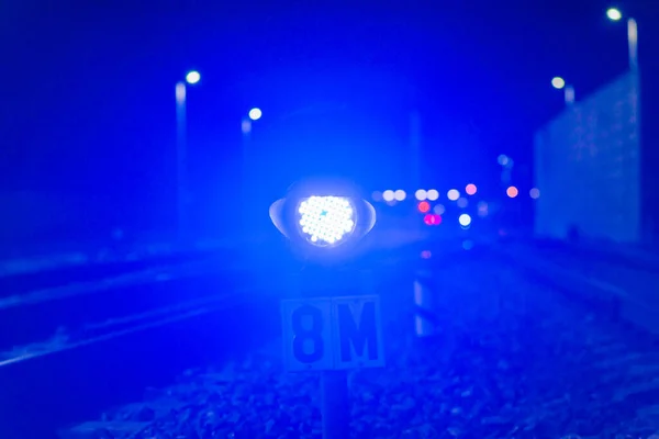 Semáforo Azul Estación Tren Nocturno Brilla Azul Distancia Bruma Linternas — Foto de Stock