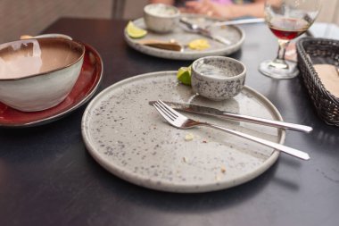 Yemekten sonra çatal ve bıçaklarla dolu üç boş tabak. Akşam yemeğinden sonra kirli tabaklar, restoranda yedikten sonra çatallar ve kaşıklar. Dağınıklık konsepti, kirli bulaşıklar.