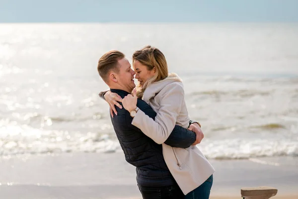 Casal Jovem Desfrutando Uma Costa Curtindo Uns Aos Outros Verão — Fotografia de Stock