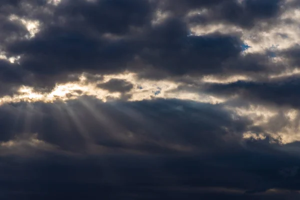 Lichtstrahlen Die Durch Dunkle Wolken Scheinen Schöner Dramatischer Himmel Mit — Stockfoto