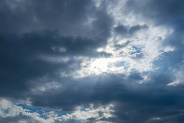 Dramatisch Blauer Himmel Mit Wolken Und Sonnenstrahlen Sommersonnenstrahlen Abend Sonnenuntergang — Stockfoto