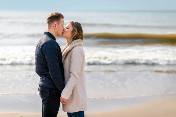 Joven Pareja Besándose Amor Aire Libre Impresionante Retrato Sensual Aire —  Fotos de Stock