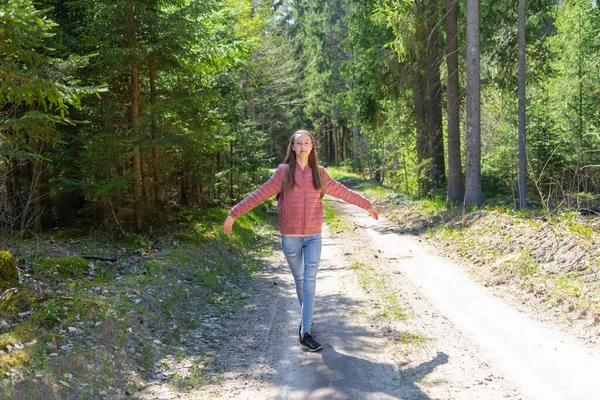 Jeune Voyageuse Bras Tendus Levés Profitant Air Frais Dans Forêt — Photo