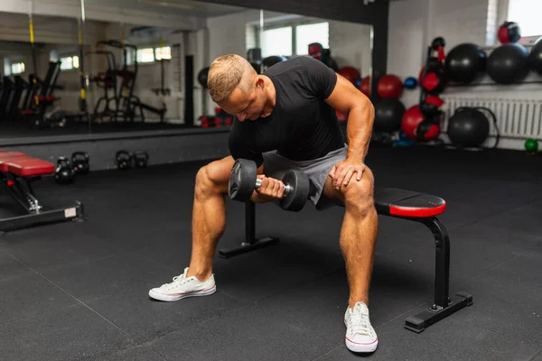 Joven Atleta Ejercicio Bíceps Gimnasio Primer Plano Joven Musculoso Levantando —  Fotos de Stock