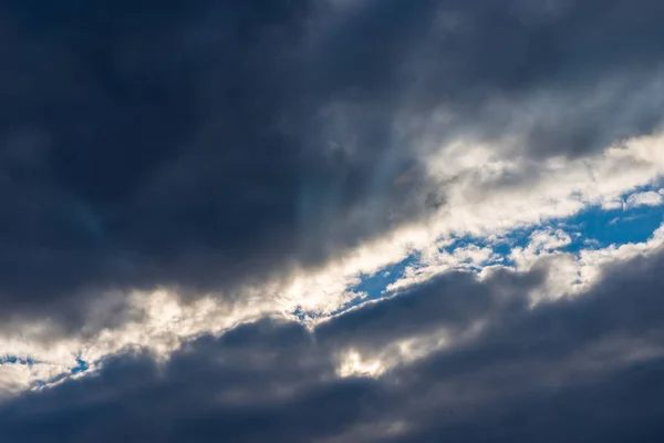 暗い雲の中で輝く光の光線 太陽が昇る美しい劇的な空 — ストック写真