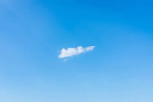 Cielo Azul Una Sola Nube Blanca Scene Beautiful Escasa Nube — Foto de Stock