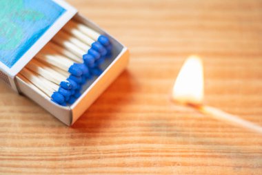 Kibrit çöpü, kibrit çöpü ve kibrit kutusu yakın çekim. Kibrit çöpü ve kutu yakma, ahşap zemin üzerine odaklanma..