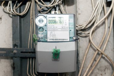 Modern elektrik sayacı yakın görüntü. Elektrik güç ölçer güç kullanımını ölçer. Bir Watt saat elektrik metre ölçüm aracı, ön görünüm. Boşluğu kopyala.