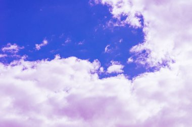 Mor bulutlar, güzel mavi gökyüzü, gökyüzü, muhteşem bir arka plan..