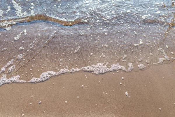 Morbida Onda Del Mare Sulla Spiaggia Sabbiosa Serale Messa Fuoco — Foto Stock