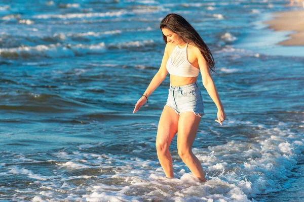 Νεαρή Γυναίκα Παίζει Στη Θάλασσα Καλοκαίρι Γυναίκα Που Απολαμβάνει Θαλασσινό — Φωτογραφία Αρχείου