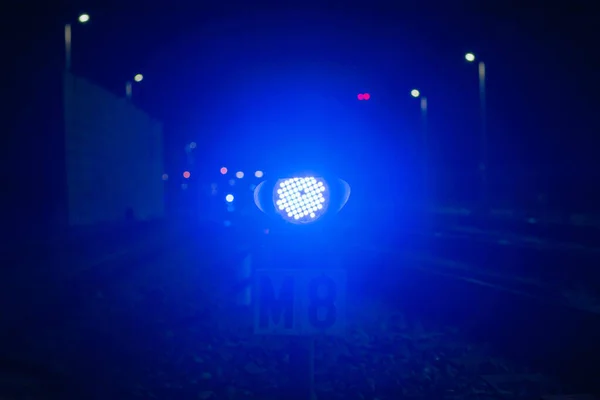 Semaforo Blu Alla Stazione Ferroviaria Notte Brilla Blu Lontananza Foschia — Foto Stock