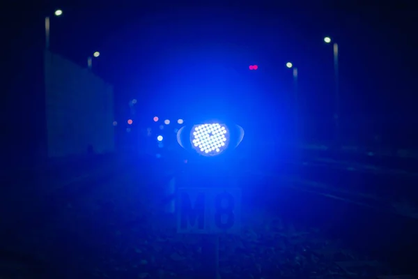 Semáforo Azul Estación Tren Nocturno Brilla Azul Distancia Bruma Linternas — Foto de Stock