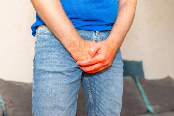 Joven Con Las Manos Sosteniendo Entrepierna Las Manos Rojas Dolor — Foto de Stock