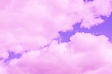 Güzel pembe bulut mor gökyüzü ve menekşe filtresi..