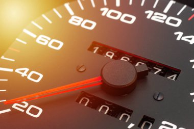 Arabadaki hız göstergesi. Araba konsolu. Gösterge paneli, lambalar, araba enstrüman paneli. Speedometer 'lı gösterge paneli. Araba tamiri. Modern iç mekan. Yakın çekim. Boşluğu kopyala.