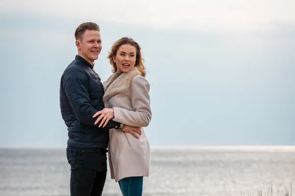 Retrato Outono Livre Casal Muito Jovem Moda Vestindo Roupas Primavera — Fotografia de Stock