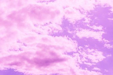Güzel pembe bulut mor gökyüzü ve menekşe filtresi..