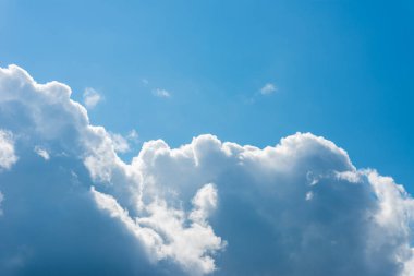 Büyük bulutlar. Bulutlu parlak mavi gökyüzü. Büyük ve tüylü bir kümülüs bulutu..