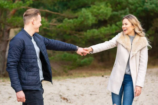 Gelukkig Liefdevol Koppel Genietend Van Momenten Van Geluk Het Park — Stockfoto