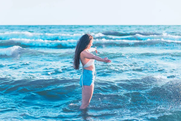 Junge Frau Spielt Sommer Meer Frau Meerwasser Plantschen Fröhliche Junge — Stockfoto