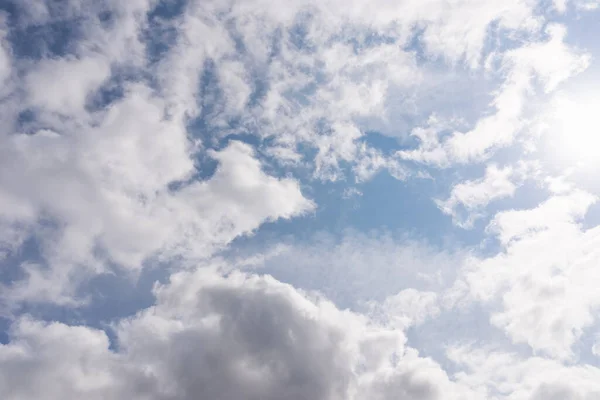 雲が閉じられた青空白い雲が広がる青空背景夏の暖かい日 — ストック写真