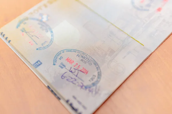 Иммиграционные Таможенные Штампы Соединенных Штатов Америки Паспорте Словом Вход Концепция — стоковое фото