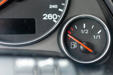 Yakıt göstergesi, boş seviyede kırmızı göstergeli. Yakıt göstergesi. Yakıt göstergesi, benzin göstergesi, arabada benzin var. Clip. Benzin sensörü.