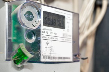 Kilovat-watt / saat tek sabit elektrik sayacı. Evdeki elektrik tüketimini izleyebilen modern bir teknoloji. Kapalı alandan çekim..