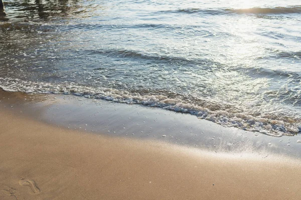 Puha Hullám Tenger Homokos Esti Strandon Puha Fókusz Elmosódott Kép — Stock Fotó