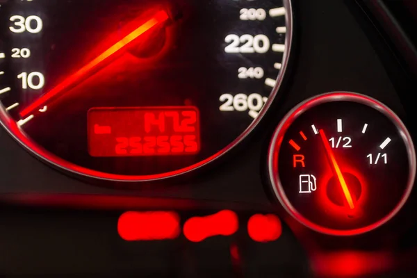속도계 표시기가 상태에서 나오는 게이지 대시보드 가솔린 계량기 게이지 휘발유가 — 스톡 사진