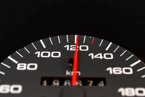 Ταχύμετρο Αυτοκινήτου Βελόνα Δείχνει Μια Υψηλή Ταχύτητα Μαύρο Έδαφος Ταχύμετρο — Φωτογραφία Αρχείου