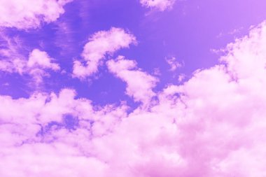 Güzel pembe bulut mor gökyüzü ve menekşe filtresi..