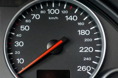 Arabadaki hız göstergesi. Araba konsolu. Gösterge paneli, lambalar, araba enstrüman paneli. Speedometer 'lı gösterge paneli. Araba tamiri. Modern iç mekan. Yakın çekim. Boşluğu kopyala.