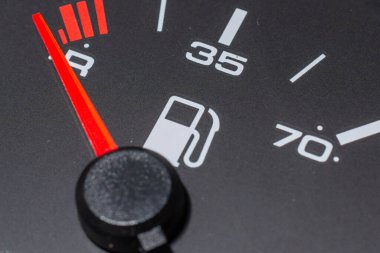 Yakıt göstergesi, boş seviyede kırmızı göstergeli. Yakıt göstergesi. Yakıt göstergesi, benzin göstergesi, arabada benzin var. Clip. Benzin sensörü.