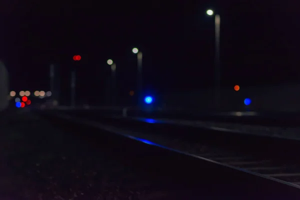 Nacht Leere Bahngleise Bahnhofsnähe Mit Lichtern Dunkler Nacht Ein Bahnhof — Stockfoto