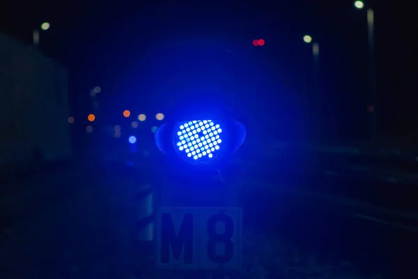 Semáforo Azul Estación Tren Nocturno Brilla Azul Distancia Bruma Linternas — Foto de Stock