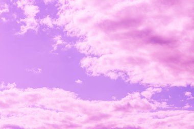 Güzel pembe bulut mor gökyüzü ve menekşe filtresi..