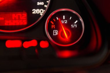 Yakıt göstergesi, boş seviyede hız göstergesi kırmızı. Yakıt göstergesi, benzin göstergesi, arabada benzin var. Clip. Benzin sensörü.