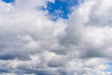 Beyaz bulutlar. Mükemmel mavi gökyüzü. Fırtınalı bulutlu dramatik gökyüzü. Derin mavi cennet gökyüzü..