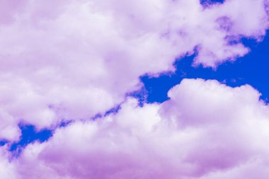 Mor bulutlar, güzel mavi gökyüzü, gökyüzü, muhteşem bir arka plan..