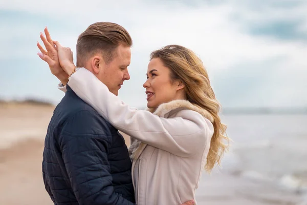 Jonge Paren Genieten Aan Een Kust Genieten Van Elkaar Zomer — Stockfoto