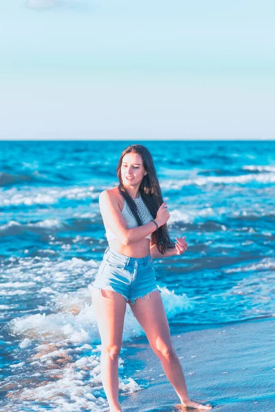 Mujer Joven Jugando Mar Verano Mujer Disfrutando Agua Mar Joven — Foto de Stock