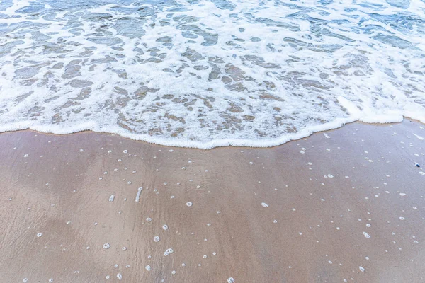 Miękka Fala Morza Piaszczystej Plaży Biała Piana Widok Góry Fali — Zdjęcie stockowe