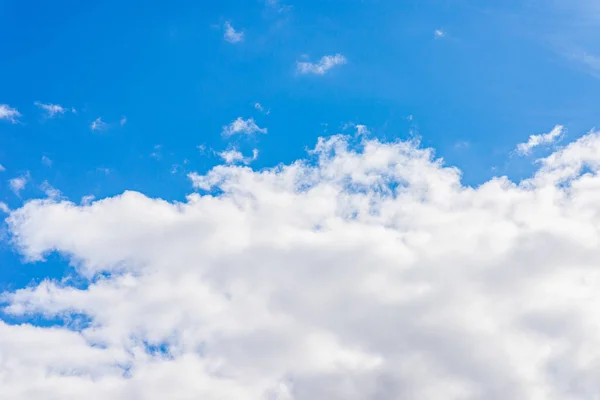 美しい青空 白い雲の背景 自立した形 自然の要素素晴らしい空 薄緑色の空を背景に白いふわふわの雲 — ストック写真