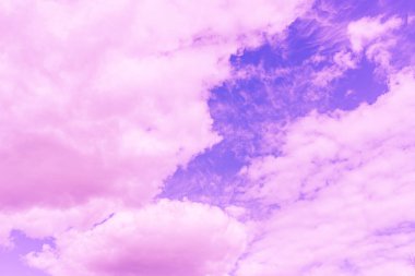 Güzel pembe bulut mor gökyüzü ve menekşe filtresi..