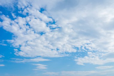 Mavi gökyüzü beyaz bulut manzarası. Mavi gökyüzünde güzel seyrek bulutlar. Mavi gökyüzünde beyaz bulutlar..