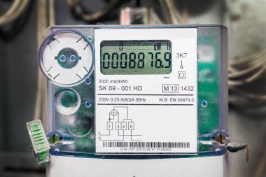 Kilovat-watt / saat tek sabit elektrik sayacı. Evdeki elektrik tüketimini izleyebilen modern bir teknoloji. Kapalı alandan çekim..